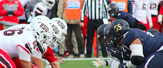 deux équipes de football qui se confrontent à la mise au jeu